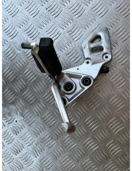 Platine droite repose pied SUZUKI HAYABUSA 1300 1998 - 2006