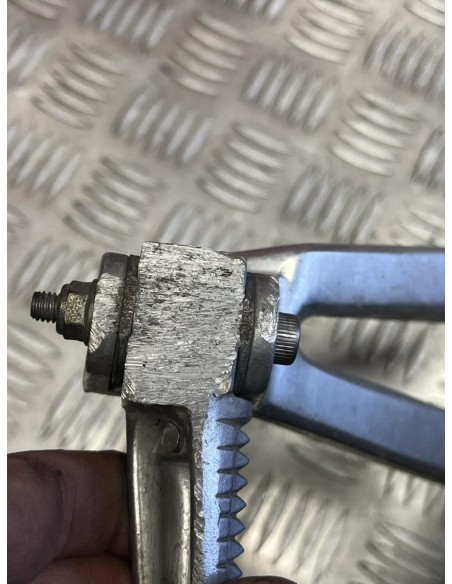 Platine repose pied passager arrière gauche YAMAHA R1 1998 - 1999