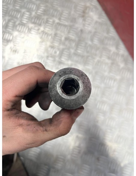 Axe de bras oscillant TRIUMPH SPEED TRIPLE 1050 2004  -  2007