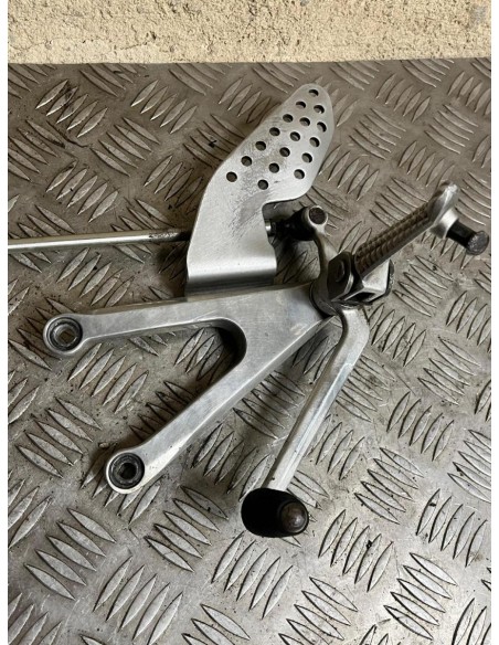 Platine gauche repose pied YAMAHA R1 2002 - 2003