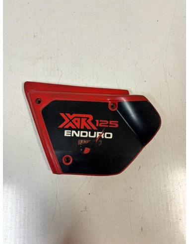 Flanc de carénage gauche sous selle HONDA XR 125 1980  -  1982