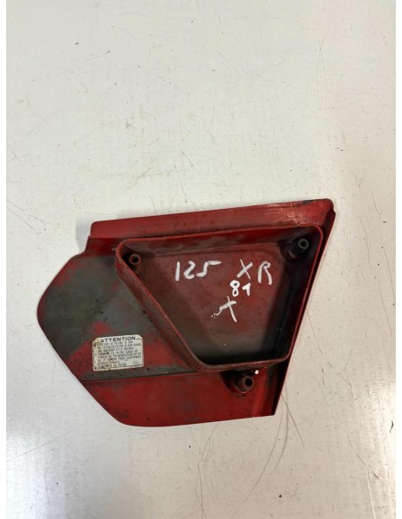 Flanc de carénage gauche sous selle HONDA XR 125 1980  -  1982