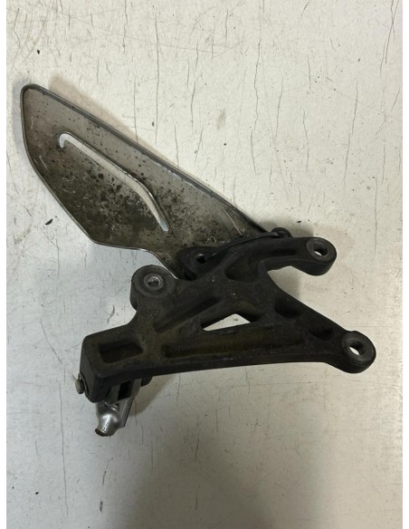 Platine gauche repose pied TRIUMPH STREET TRIPLE 675 2013 - 2016