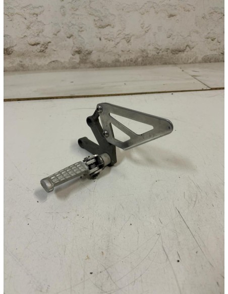 Platine gauche repose pied TRIUMPH SPEED TRIPLE 955 1999 - 2004