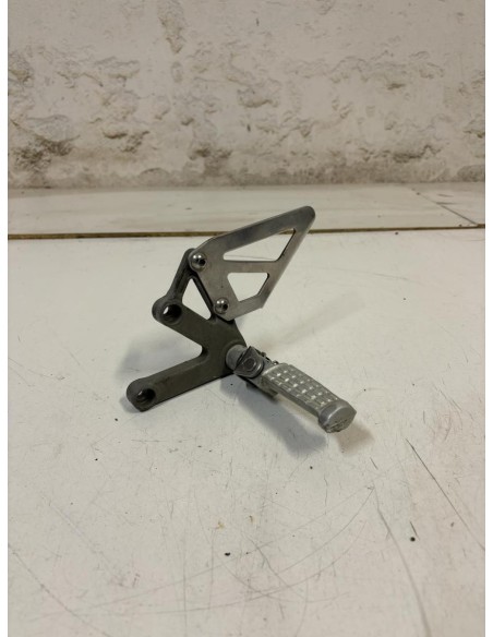 Platine gauche repose pied TRIUMPH SPEED TRIPLE 955 1999 - 2004