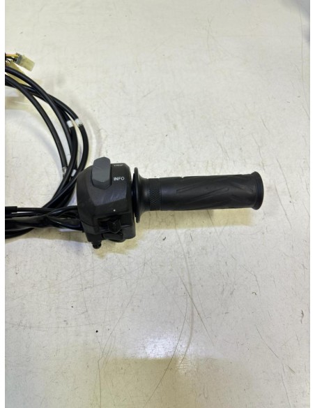 Commodo droit + poignée et câbles de gaz YAMAHA XMAX 125 2014  -  2017