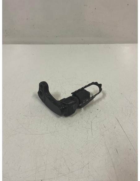 Platine avant gauche repose pied SUZUKI DR 125 SE 1994 - 2003