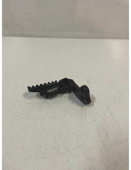 Platine avant gauche repose pied SUZUKI DR 125 SE 1994 - 2003