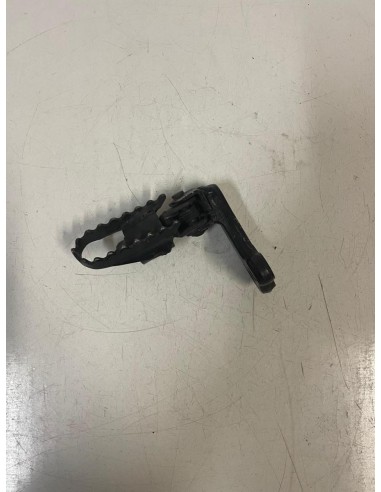 Platine avant gauche repose pied SUZUKI DR 125 SE 1994 - 2003