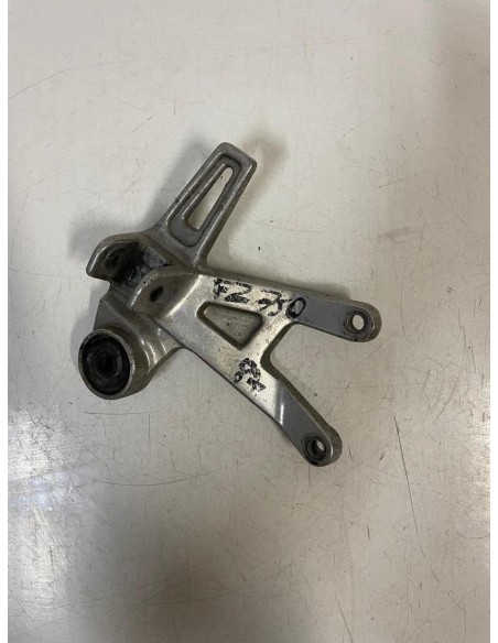 Platine repose - pied passager arrière droite YAMAHA FZ 750 1988  -  1994