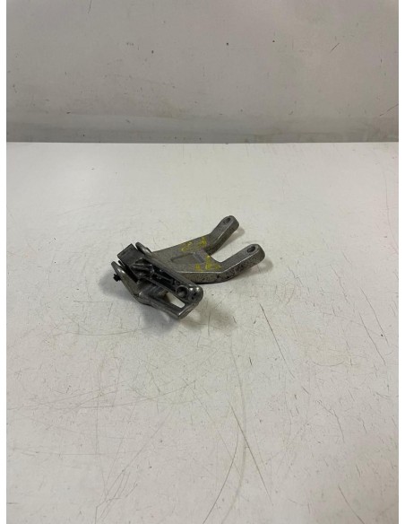 Platine repose pied passager arrière gauche YAMAHA FZ 750 1988 - 1994