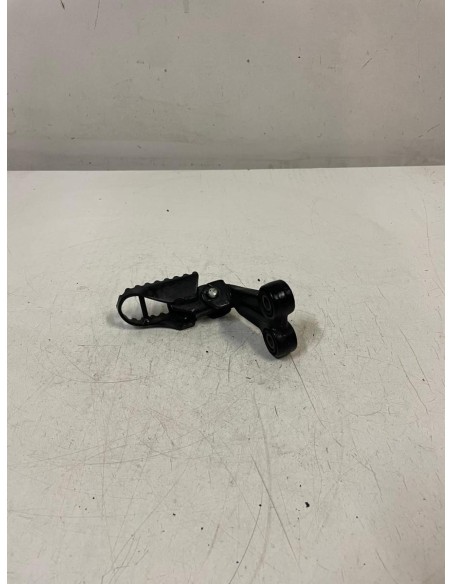 Platine avant gauche repose pied SUZUKI DR 650 1996 - 2003
