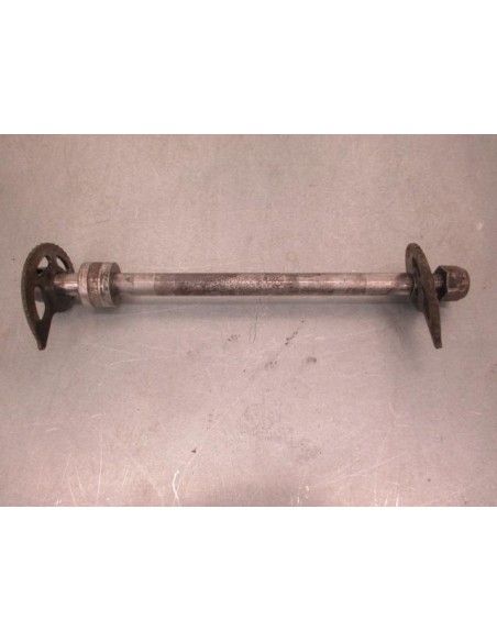 Axe de roue arrière SUZUKI DR 800 1991  -  1999