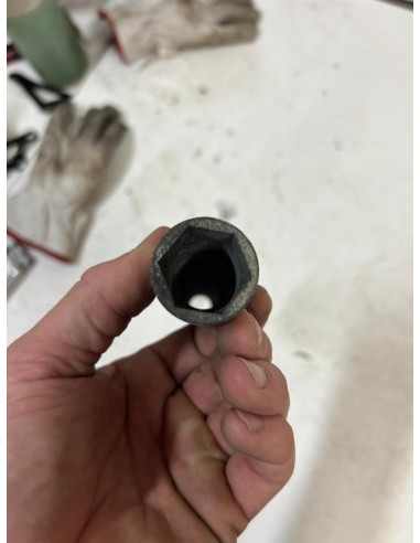 Axe de roue avant SUZUKI GSXR 600 2006 - 2007