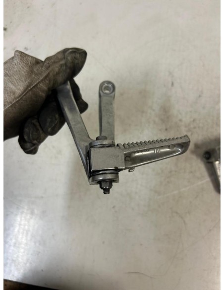 Platine repose pied passager arrière gauche YAMAHA R1 1998 - 2001