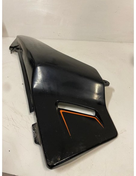 Coque arrière / flanc de carénage arrière gauche SUZUKI DR 800 1990 - 1997