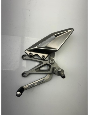 Platine gauche repose pied TRIUMPH STREET TRIPLE 765 2017 - 2019