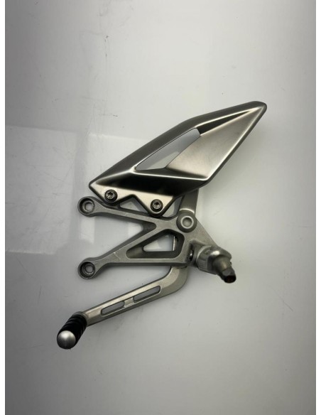 Platine gauche repose pied TRIUMPH STREET TRIPLE 765 2017 - 2019