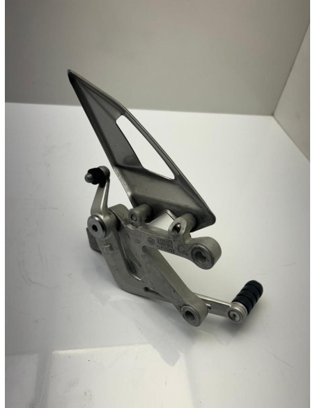 Platine gauche repose pied TRIUMPH STREET TRIPLE 765 2017 - 2019