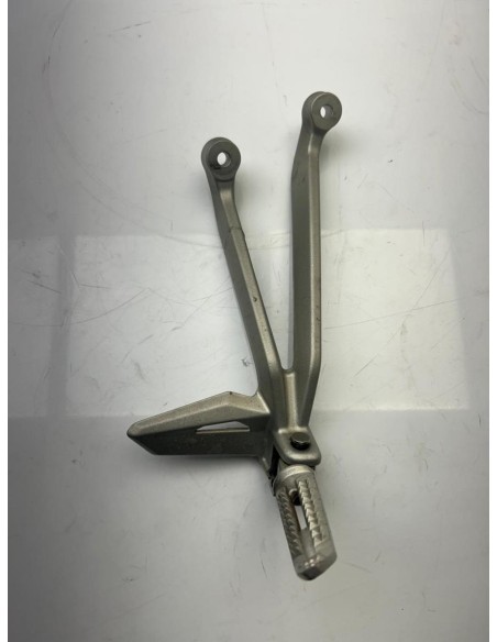 Platine repose pied passager arrière droite TRIUMPH STREET TRIPLE 765 2017 - 2019