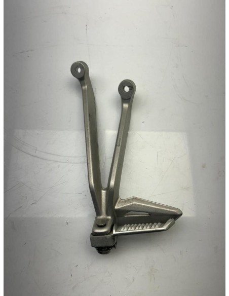 Platine repose pied passager arrière gauche TRIUMPH STREET TRIPLE 765 2017 - 2019