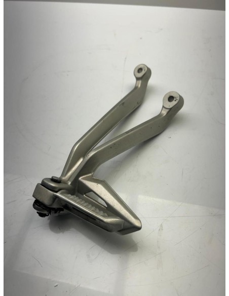 Platine repose pied passager arrière gauche TRIUMPH STREET TRIPLE 765 2017 - 2019