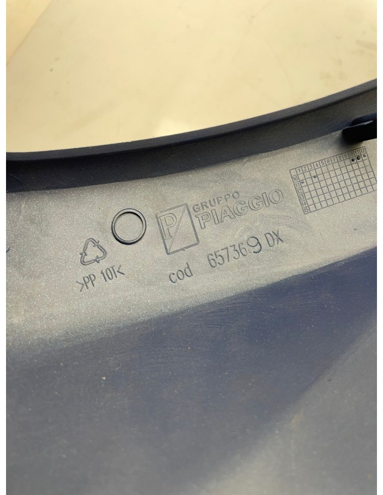 Carénage Latéral droit PIAGGIO MP3 YOURBAN 2011 / 2016 657369000C