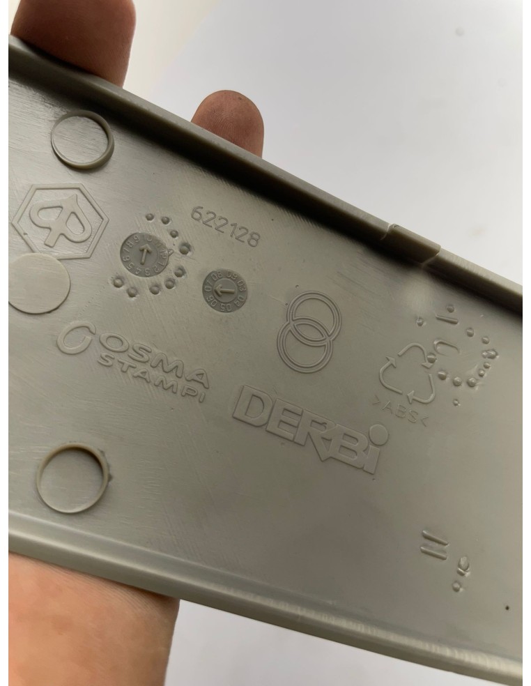 Carénage latéral arrière droit PIAGGIO VESPA LX 125 2005 / 2013 6221284