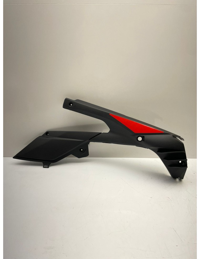 Flanc sous selle droit pour APRILIA RS 125 années 2006 / 2007 / 2008 / 2009 / 2010 / 2011 AP8184869