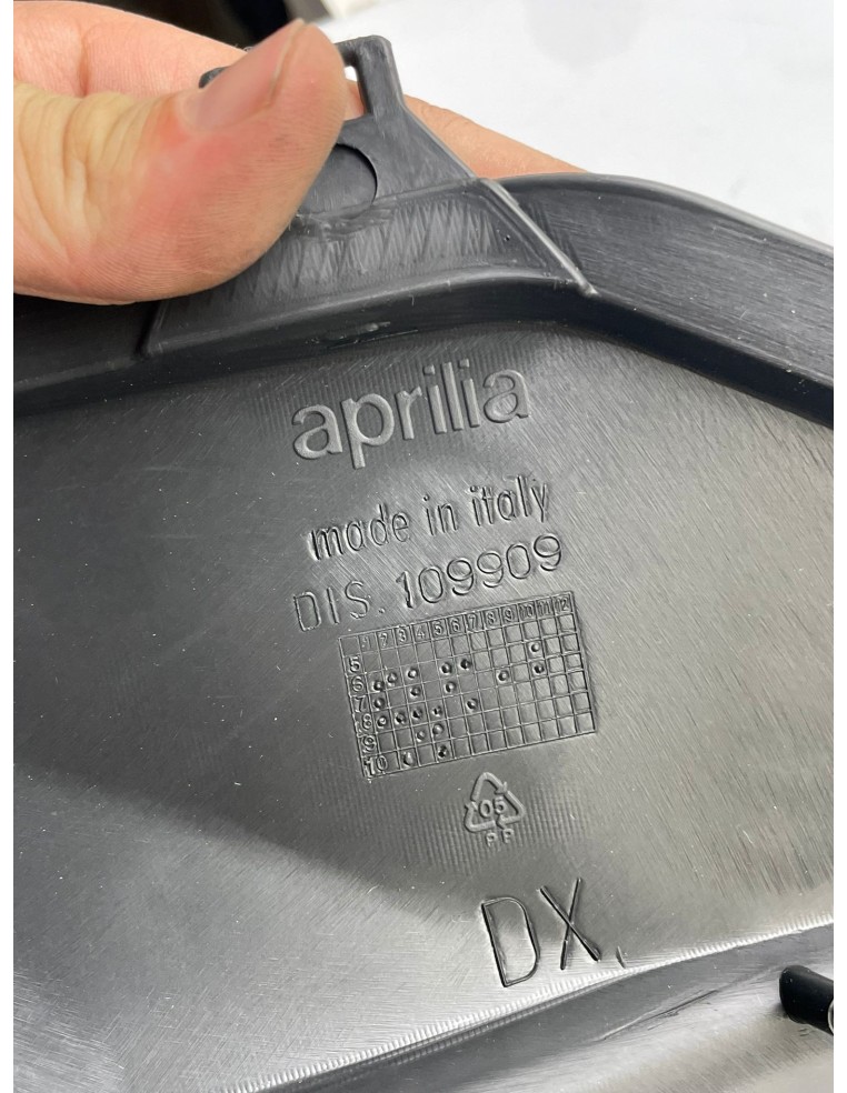 Flanc sous selle droit pour APRILIA RS 125 années 2006 / 2007 / 2008 / 2009 / 2010 / 2011 AP8184869