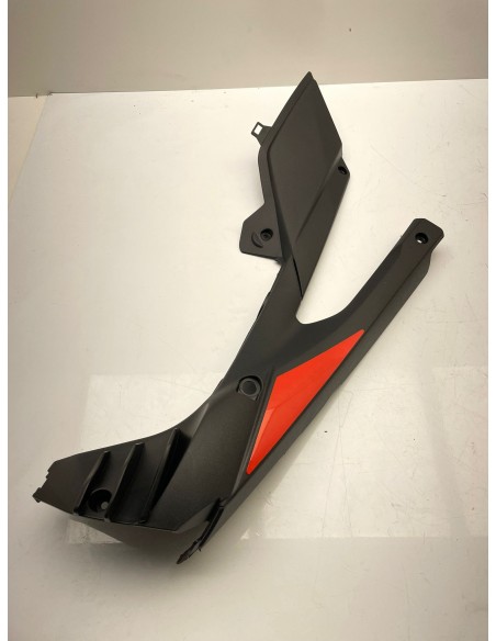 Flanc sous selle droit pour APRILIA RS 125 années 2006 / 2007 / 2008 / 2009 / 2010 / 2011 AP8184869