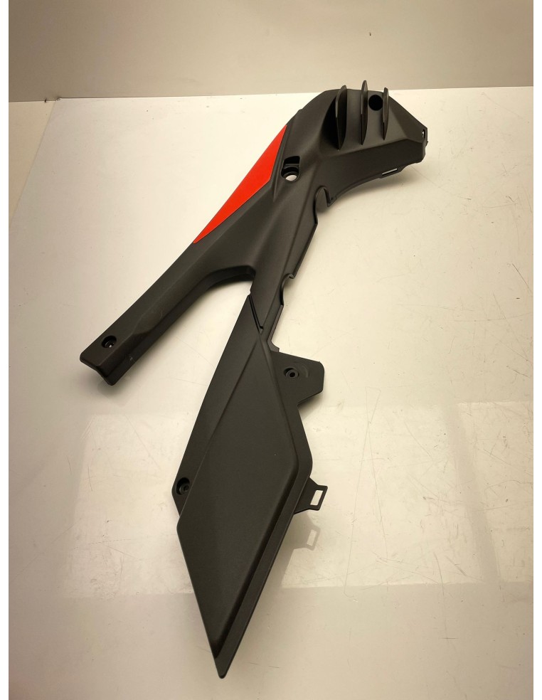 Flanc sous selle droit pour APRILIA RS 125 années 2006 / 2007 / 2008 / 2009 / 2010 / 2011 AP8184869