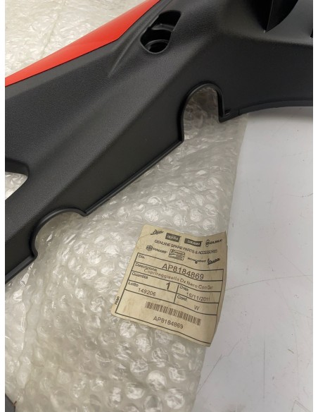 Flanc sous selle droit pour APRILIA RS 125 années 2006 / 2007 / 2008 / 2009 / 2010 / 2011 AP8184869