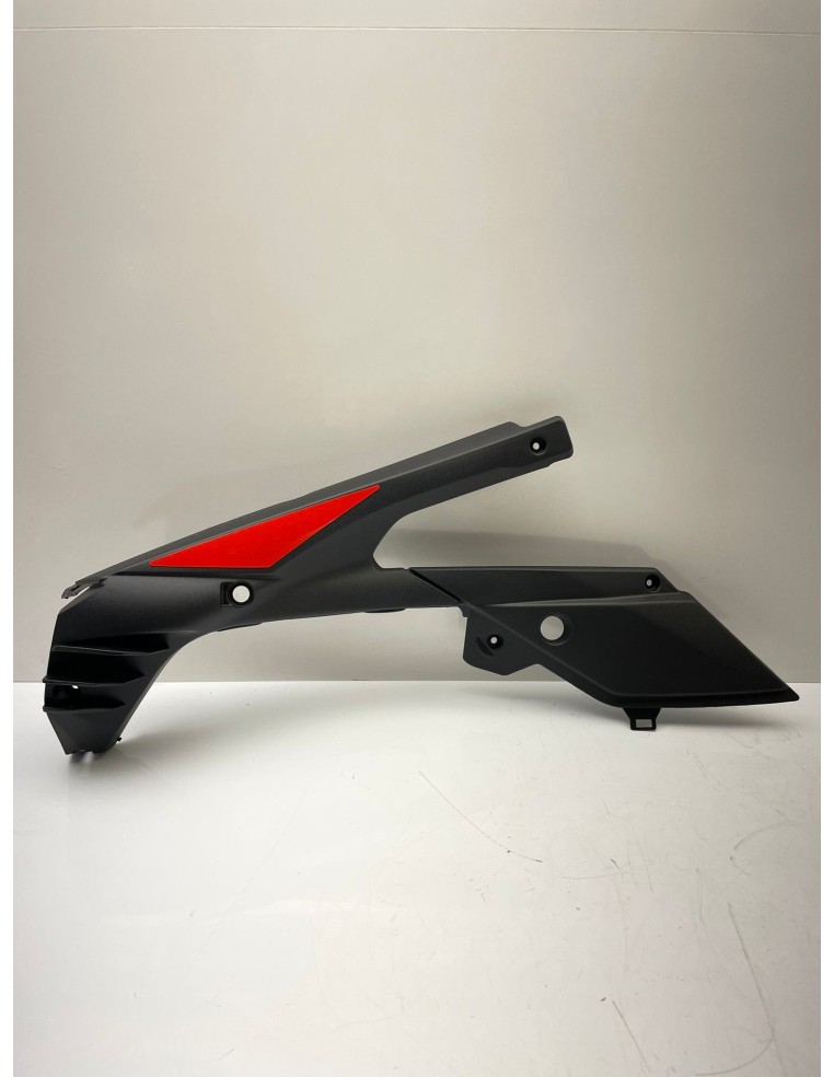 Flanc sous selle gauche pour APRILIA RS 125 années 2006 / 2007 / 2008 / 2009 / 2010 / 2011 AP8184870