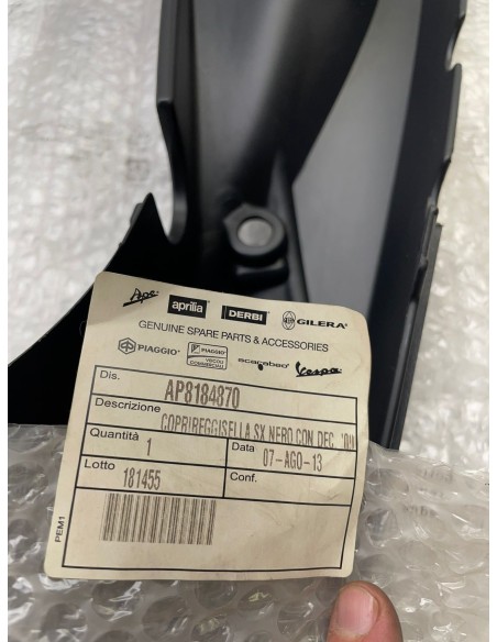 Flanc sous selle gauche pour APRILIA RS 125 années 2006 / 2007 / 2008 / 2009 / 2010 / 2011 AP8184870