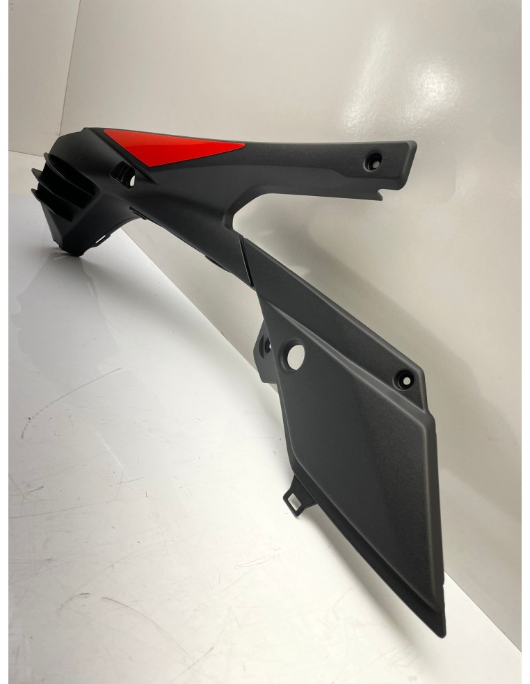 Flanc sous selle gauche pour APRILIA RS 125 années 2006 / 2007 / 2008 / 2009 / 2010 / 2011 AP8184870