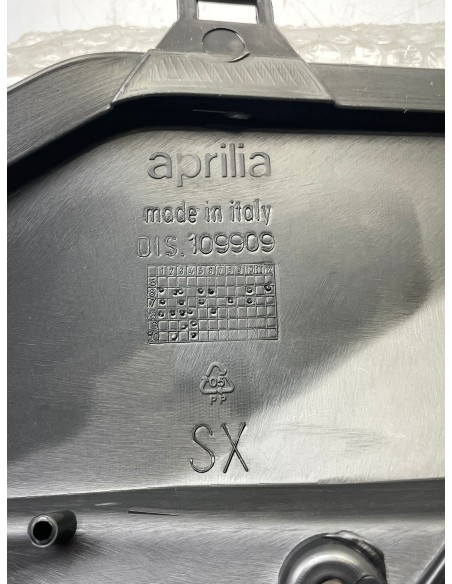 Flanc sous selle gauche pour APRILIA RS 125 années 2006 / 2007 / 2008 / 2009 / 2010 / 2011 AP8184870